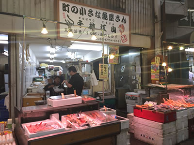 町の小さな魚屋さん　千林 江山（こうざん）